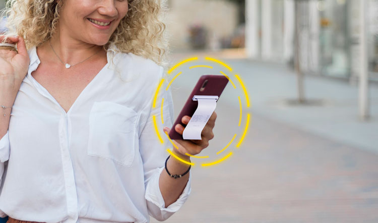 Mujer viendo su factura electrónica desde el celular