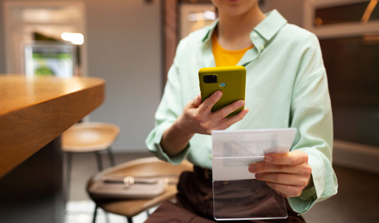 Mujer haciendo declaración de renta y consultando facturas electrónicas